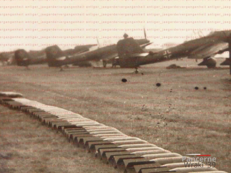 [Z.X0035] H255 Foto 2.WK Polen Radom Masowien Flugplatz Stuka Junkers Ju87 #3 bw.jpg