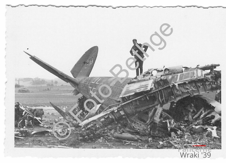 [Z.A.Nachr.Rgt.549.001] Abgeschossener Deutscher Bomber Flugzeug bei Modlin Polen 1939 aw.jpg