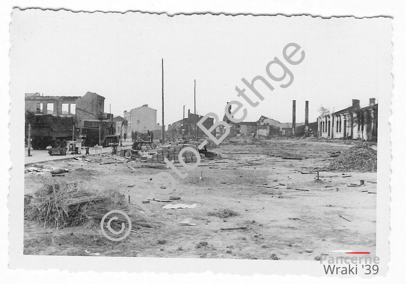 [Z.A.Nachr.Rgt.549.001] Ostrowiec Kocierzew Południowy Zerstörung 1939 Polenfeldzug aw.jpg