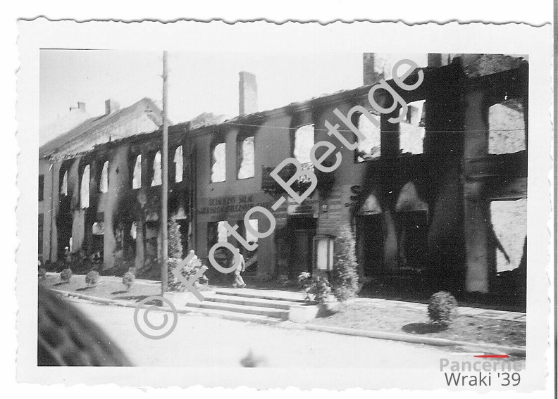[Z.A.Nachr.Rgt.549.001] Radomsko Nowo Radomsk 1939 Polenfeldzug Zerstörung ausgebrannte Häuser aw.jpg