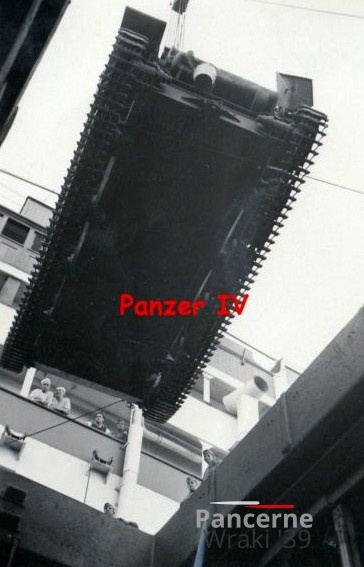 [Z.S0021] #001{a} Pz.Rgt.5, Pz.Kpfw IV Schiff laden.JPG