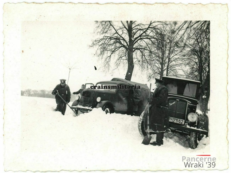 [Z.MG.Btl.01.001] Orig. Foto Opel Blitz Lkw und Phänomen Granit Kübelwagen b. TUCHEL Polen 1939.jpg