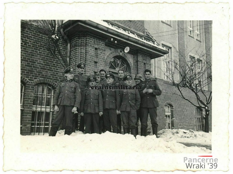 [Z.MG.Btl.01.001] Orig. Foto Soldat vor Kaserne SCHWETZ Swiecie Weichsel b. Graudenz Polen 1939.jpg