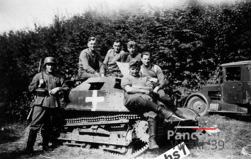 [TKS][#181]{503}{a} 61.SzCzR, weiße Balkenkreuz (długi na przedniej płycie), okolice Głowna, 2 tarcze.jpg