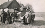 [7TP][#245]{002}{a} 2.BCzL, okolice Grodzika Maz., bez gwizdka, na polu przy białej chacie słomianym dachem (Paktreffer vor Warschau), później przy płocie z siatki (pz.rgt.23)