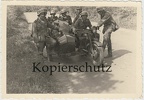 [Z.X0058] Foto Wehrmacht Soldat mit Stahlhelm Beute Krad Motorrad mit Tellerminen Minen