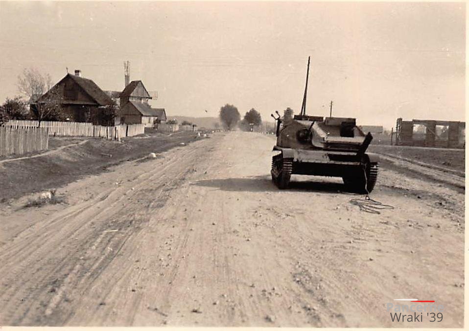 [TKS][#782]{001}{b} PP.55, Żabinka, środek wsi, na drodze, z km i łopatą.jpg