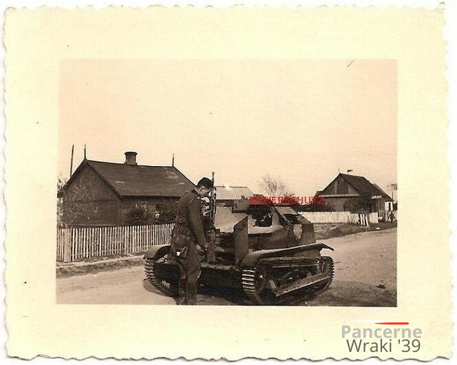 [TKS][#782]{049}{a} PP.55, Żabinka, środek wsi, na drodze, z km i łopatą.jpg