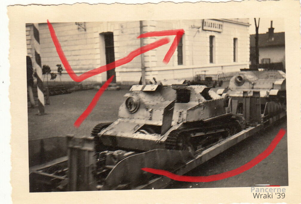 [Z.Geb.Jäg.Rgt.139.001] A52 Foto Soldat Gebirgsjäger Beute Panzer Tank Tankette Bahnhof Polen 1939 aw.jpg