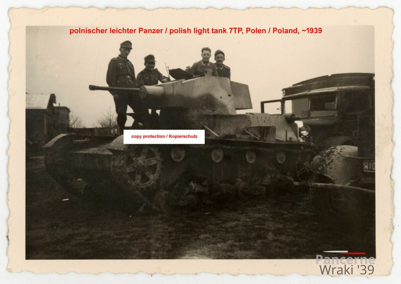 [7TP][#168]{002}{a} 1.BCzL, Tomaszów Lubelski, górale, w tle budynki aw.jpg