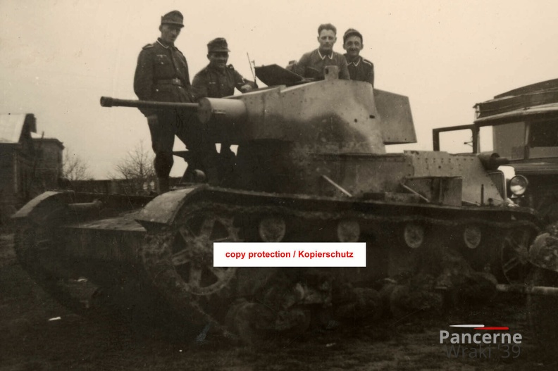 [7TP][#168]{002}{a} 1.BCzL, Tomaszów Lubelski, górale, w tle budynki bw.jpg