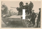 [7TP][#321]{018}{a} 2.KCzL.D.O.W, Załuski(Warszawa), dziura na lewej burcie pod wieżą, bliżej drogi, wieża w przód