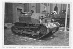 [Z.X0125] Foto Soldat der Wehrmacht an polnischer Beute Panzer Tankette in Thorn Polen