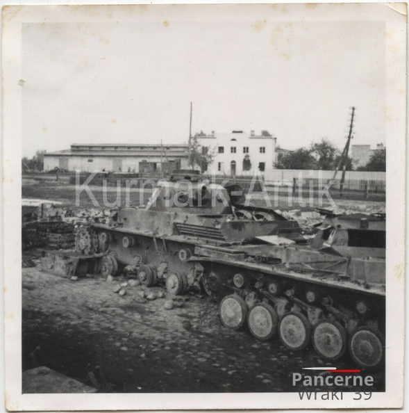 [Pz2][#016]{105}{a} Pz.Kpfw II Ausf.C, Pz.Rgt.1, #541.Sochaczew, dworzec (A.X0122).jpg