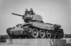 T-34 (f.[STZ][Uralmasz],sn.52209) Drzonów, Lubuskie Muzeum Wojskowe (ex. Westerplatte) 1987r.(001){a} pomnik na Westerplatte