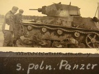 [7TP][#245]{005}{b} 2.BCzL, okolice Grodzika Maz., bez gwizdka, na polu przy białej chacie słomianym dachem (Paktreffer vor Warschau), później przy płocie z siatki (pz.rgt.23)