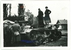 [7TP][#245]{021}{a} 2.BCzL, okolice Grodzika Maz., bez gwizdka, na polu przy białej chacie słomianym dachem (Paktreffer vor Warschau), później przy płocie z siatki (pz.rgt.23)(A.Pz.Rgt.23.003)
