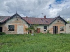 [7TP][#101]{900}{a} 1.BCzL, Odrzywół, ul.Radomska, za mostem przy budynku rzeźni, rozjechany drewniany płot, na wieży napis 4 MG (ir)66