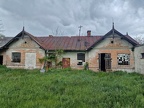 [7TP][#101]{900}{b} 1.BCzL, Odrzywół, ul.Radomska, za mostem przy budynku rzeźni, rozjechany drewniany płot, na wieży napis 4 MG (ir)66