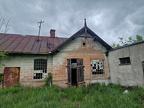 [7TP][#101]{900}{c} 1.BCzL, Odrzywół, ul.Radomska, za mostem przy budynku rzeźni, rozjechany drewniany płot, na wieży napis 4 MG (ir)66