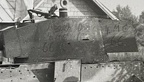 [7TP][#101]{016}{a} 1.BCzL, Odrzywół, ul.Radomska, za mostem przy budynku rzeźni, rozjechany drewniany płot, na wieży napis 4 MG (ir)66 (A.Pi.Btl.(mot.).29.002) cw