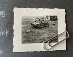 [TK3][#508]{001}{a} okolice Lipska, na polu, tyłem do drogi, drzewa (A.Pi.Btl.(mot.).29.002) bw