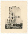 [Z.Art.Rgt.103.001] Foto gefangene polnische Soldaten vor einem zerschossenen Haus in Polen 1939