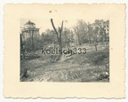 [Z.Art.Rgt.103.001] Foto Schützengräben und Wracks nach Kämpfen in einem Park in Polen 1939