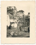 [Z.Art.Rgt.103.001] Foto Zivilisten in Häuser Ruinen in Polen 1939 Zerstörungen Polenfeldzug