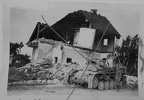 [Z.X0148] 1939 - abgeschossener deutscher Panzer v. Haus b.Sochczew ( Masowien ) bw
