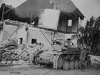 [Z.X0148] 1939 - abgeschossener deutscher Panzer v. Haus b.Sochczew ( Masowien ) aw