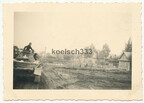 [Z.Pz.Lehr.Abt.003] (097) Panzer  beim Vormarsch durch ein Dorf in Polen 1939.jpg